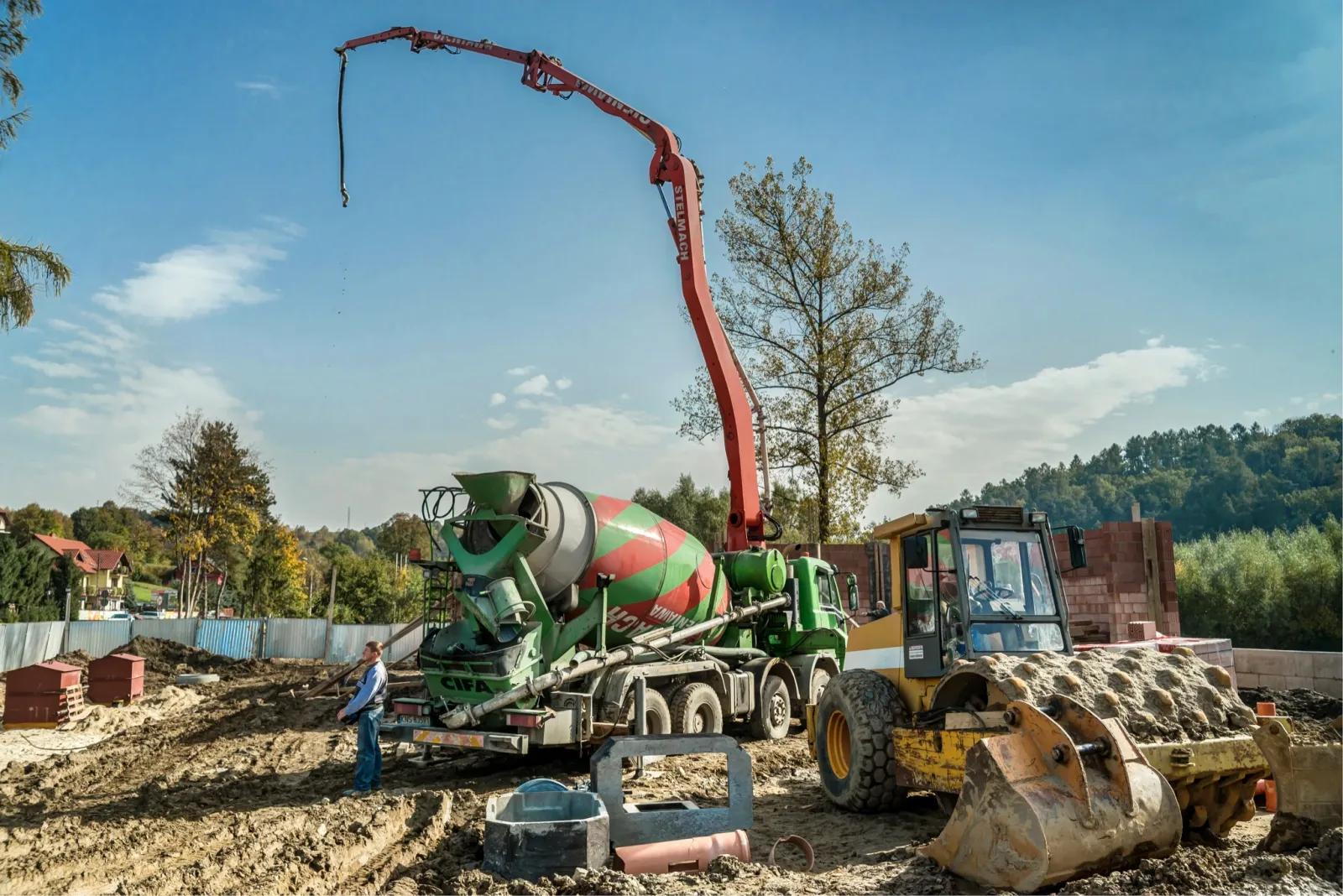 Betonowóz i pompa STELMACH podczas budowy stacji paliw